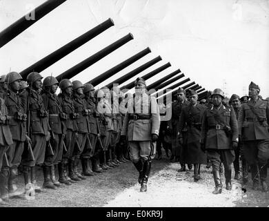 Diktator Benito Mussolini Inspektion der italienischen Artillerie Stockfoto