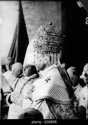 Papst Pius XII trägt die Triple Crown auf dem Balkon des St. Peters Stockfoto