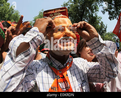 Neu-Delhi, Indien. 16. Mai 2014. Am 16. Mai 2014 feiert ein Verfechter von Indiens größten Oppositionspartei Bharatiya Janata Party (BJP) außerhalb der BJP-Hauptsitz in New Delhi, Indien. Indiens größte Oppositionspartei Bharatiya Janata Party (BJP) Präsidenten des Ministerrats Kandidat Narendra Modi gewann Freitag die Sitze in zwei parlamentarische Wahlkreise--Vadodara im westlichen Bundesstaat Gujarat-- und Varanasi im nördlichen Bundesstaat Uttar Pradesh, wo er den allgemeinen Wahlen angefochten. Bildnachweis: Partha Sarkar/Xinhua/Alamy Live-Nachrichten Stockfoto