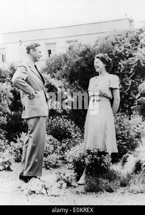 König George VI. im Gespräch mit seiner Tochter Königin Elizabeth II Stockfoto