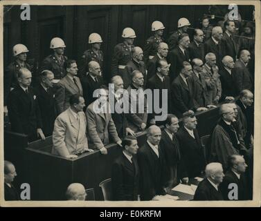 Okt. 10, 1946 - Sie alle wissen Ihr Schicksal - das heutige Bild der NS-Verbrecher im Dock in Nürnberg.. Bild heute während der letzten Sitzung der größte Prozess in der Geschichte, im Palast der Justiz Nürnberg, die die NS-drei von ihnen S hacht, von Papen und Fritsche sind frei zu gehen - die anderen sind zu sterben, oder zu langen Haftstrafen. Stockfoto