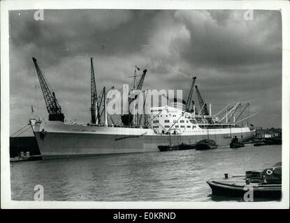 5. Mai 1949 - bereitet neue Cargo Schiff Hafen Auckland auf Jungfernfahrt nach Neuseeland. Keystone Fotoshows: Ansicht des neuen gestrafft Frachter Hafen Auckland, als sie am Royal Albert Dock bereitet sich auf ihrer Jungfernfahrt nach Neuseeland. Sie ist von 11.500 Tonnen, es ist eine Schwester des Port Brisbane ausgeliefert, und bietet Platz für 12 Passagiere neben seiner Ladung. Entfernt werden sie für etwa sechs Monate. Stockfoto