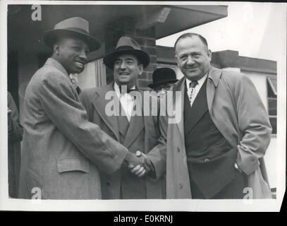 24. Mai 1949 - Ex-Federgewicht Champion der Welt ankommt - Sandy Saddler am Flughafen London - Sandy Saddler der Ex-Federgewicht Champion der Welt, die gegen Jim Keery, irische Leichtgewicht von Lisburn auf die Waldschnepfe-Mühlen-WM-Spielplan auf die weiße Stadt am 2. Juni - am Flughafen London heute Morgen angekommen ist - Keystone Fotoshows:-Sandy Saddler und seinem Manager von Jack Solomons bei seiner Ankunft auf dem Flughafen London heute begrüßt. Stockfoto