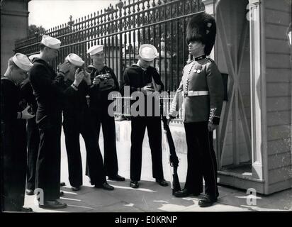 6. Juni 1949 - amerikanische Seeleute in London: Männer der United States Navy Training Squadron, die bei Portsmouth gestern zu einem sozialen Besuch von acht Tag angekommen waren in London Sightseeing heute Morgen. Einige gingen in den Palästen, wo sie sahen die Wachablösung. Foto zeigt ein für den Datensatz uns Segler nehmen ein Kinderspiel die Wachablösung am Buckingham Palace heute Morgen. Stockfoto