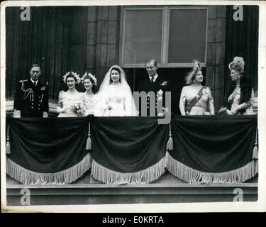 11. November 1947 - die königliche Hochzeit von Prinzessin Elizabeth und dem Herzog von Edinburgh. Foto zeigt die Königsfamilie auf dem Balkon des Buckingham Palace. (Von links nach rechts) der König, Prinzessin Margaret, Prinzessin Alexandra, Prinzessin Elizabeth, Duke of Edinburgh Queen Elizabeth und Queen Mary. Stockfoto