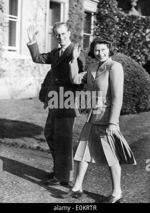 Königin Elizabeth II und Prinz Philip winken Stockfoto