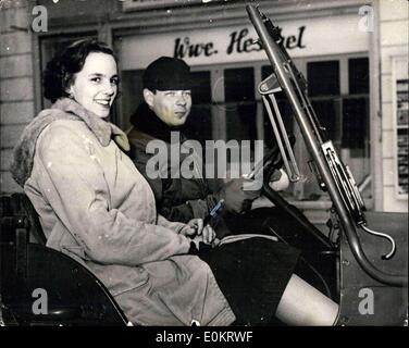 24. Januar 1948 - Ex-König Michael fährt ab mit seiner Prinzessin In A Jeep in Davos: Ex-König Michael von Rumänien und Prinzessin Anne von Bourbon-Parma waren wieder vereint gestern um Daves, Schweiz. Von ihrer Mutter traf die Prinzessin wurde von Ex-König Michael in Davos Station begleitet. Er half seiner Verlobten aus dem Zug und fuhr mit ihr - in seinem Jeep. Foto zeigt Ex-König Michael und Prinzessin Anne im Jeep, wenn sie Davos Bahnhof bei der Ankunft gestern verlassen. Stockfoto