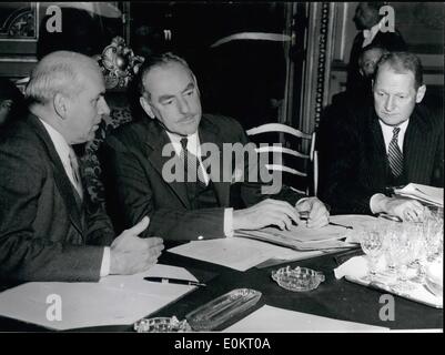 11. November 1949 - neue Einigung über das deutsche Problem. Außenminister besuchen Paris Konferenz.: Mr Bevin; Herr Deanh Acheson und M. Schuman die Außenminister von Großbritannien - Frankreich und den Vereinigten Staaten, erreicht eine endgültige Einigung über ein neues eine liberalere Politik gegenüber der westdeutschen Bundesrepublik Republic.Decisions sollen nach Deutschland auch eine Überarbeitung des Programms Abbau im Gegenzug für Garantien von treu und Glauben von der Bonner Regierung gemacht werden. Foto zeigt während der Konferenz - von links nach rechts:-McCloy; Herr Acheson und Mr Perkins signing bei der Königin D'Orsay. Stockfoto