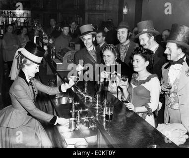 Anne Crawford hinter der Bar Getränke servieren zu anderen Akteuren Stockfoto