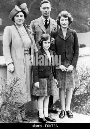 Die Queen Mum und König George VI mit ihren Töchtern Stockfoto