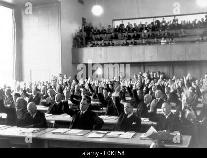 Konrad Adenauer bei ersten parlamentarischen Sitzung Stockfoto