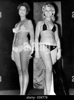 1. Januar 1950 - Datei Foto: ca. 1940er Jahren der 1950er Jahre, Ort unbekannt. Mädchen posiert im Bikini in Mode zeigt, schießt und am Strand bräunen. Nach der offiziellen Version war der moderne Bikini 1946 vom französischen Ingenieur Louis Rekard und Mode-Designer Jacques Heim in Paris erfunden und eingeführt am 5. Juli bei einer Modenschau im Piscine Molitor in Paris. Es war ein String-Bikini mit einem g-String zurück Stockfoto