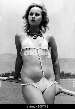 1. Januar 1950 - Datei Foto: ca. 1950er-Jahre. Lage unbekannt. Mädchen posiert im Bikini in Mode zeigt, schießt und am Strand bräunen. Nach der offiziellen Version war der moderne Bikini 1946 vom französischen Ingenieur Louis Rekard und Mode-Designer Jacques Heim in Paris erfunden und eingeführt am 5. Juli bei einer Modenschau im Piscine Molitor in Paris. Es war ein String-Bikini mit einem g-String zurück Stockfoto