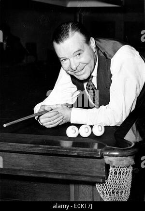 1. Januar 1950 - Datei Foto: ca. 1940er Jahren der 1950er Jahre, Ort unbekannt. JOE DAVIS mit Poolbillard. Stockfoto