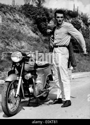 1. Januar 1950 - Datei Foto: ca. 1950er-Jahre, Ort unbekannt. JEAN CLAUDIO neben einem 1950 Triumph Thunderbird Motorrad aufsetzen Stockfoto