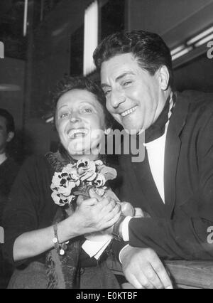 Jacques Pills gibt Frau Sängerin Edith Piaf Blumen Stockfoto