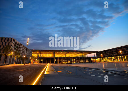 Die Willy-Brandt-Platz ist ein Platz vor Berlin Brandenburg Airport (IATA: BER), der neue internationale Flughafen von Berlin, Hauptstadt Deutschlands. 21. April 2014 Stockfoto