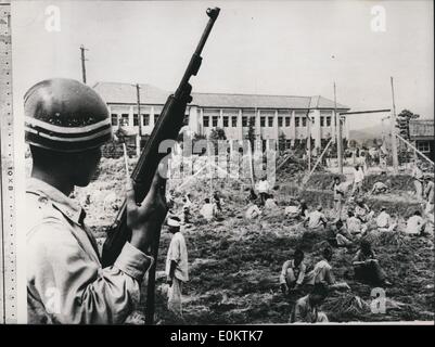 1. Januar 1950 - nordkoreanische Kriegsgefangene vorbereiten Gehäuse für neue Ankünfte.: nordkoreanische Gefangenen gesehen Assthey Boden für ein neues Gehege - macht Platz für den konstanten Fluss von North Koresn Truppen, die gefangen werden - oder Themsolves aufgeben, da die Forses der Vereinten Nationen vorantreiben - Aufräumen die Eindringlinge aus dem Norden zu löschen. Diese Männer sind von einem Gehäuse in der Nähe von Pusan und werden durch einen südkoreanischen Militär Polizisten bewacht. (genaues Datum unbekannt) Stockfoto