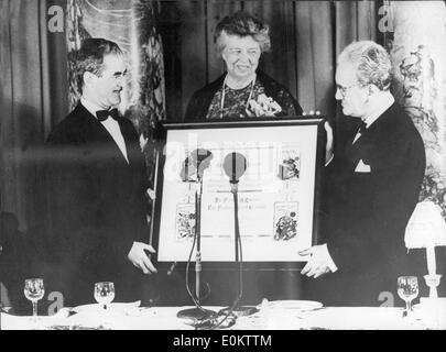 First Lady Eleanor Roosevelt unternommen, einen Friedenspreis Stockfoto