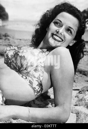 Schauspielerin Jane Russell am Strand Stockfoto