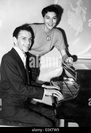 Frank Sinatra mit seiner Frau Ava Gardner Klavier zu spielen Stockfoto