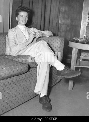 Katharine Hepburn auf einer Pressekonferenz im Hotel Claridges Stockfoto