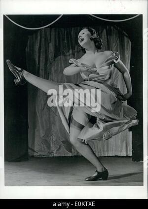 25. April 1951 - hier abgebildet ist 21-jährige Balletttänzerin Pat Hartley, da die Charleston tanzt. Der Tanz hatte für kurze Zeit wieder in Mode gekommen. Stockfoto