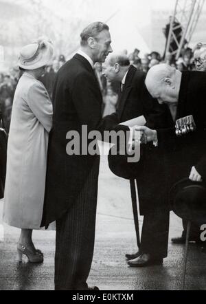 Sir Winston Churchill grüßt König George VI Stockfoto