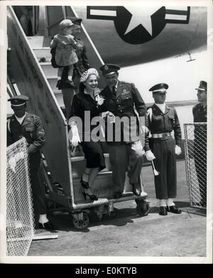 10. Mai 1951 - Leutnant General Matthew B. Ridgway, Commander in Chief, UN-Befehl, Ziehbrunnen das Flugzeug mit seiner Frau und zwei Jahre alten Sohn, nach ihrer Ankunft in Tokio-Haneda Air Force Base. Stockfoto