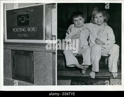 16. Mai 1951 - scherzte Little David Lees, vier Jahre alt, um mit seiner Schwester als er beschloss, in eine mailing-Box klettern. Was ein Witz war bald wurde eher beunruhigend, wie David raus konnte nicht. Seine Schwester rannte nach Hause und erzählte Erwachsene. Polizei und Mitarbeiter der Post waren in der Lage, den jungen nach zwei Stunden zu befreien. In der Zwischenzeit setzen Menschen Schokolade und andere Süßigkeiten in der Box, David zu beruhigen. Stockfoto