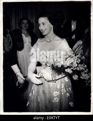 29. Mai 1951 - besuchte Prinzessin Margaret am Ball - Prinzessin Margaret, tragen ein Silaver Blatt bestickte Kleid weiß Tüll mit Schalkragen, letzte Nacht einen Ball an Hutchinson Haus zugunsten der nationalen Sport Entwicklung Furd. Keystone-Fotoshows:-Prinzessin Margaret Seen während der Ball bei Hutchinson zu Hause. Stockfoto