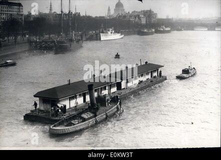 3. März 1950 - nur schwimmende Polizeistation In Welt überholt werden. Die einzige schwimmende Station in der Welt, bei Waterloo Pier wurde aus ihrer Verankerung durch zwei Schlepper heute Morgen entfernt und zur Überholung. Das Schiff Horslea, Wit stillgelegten Bahnhof Coach, Werkzeug seinen Platz. Keystone-Fotoshows: - der schwimmende Polizeistation aus ihrer Verankerung am Waterloo Pier heute Morgen entfernt werden. Stockfoto