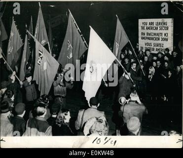 3. März 1950 - kommunistischen ausgebildet '' FDJ '' Parade wieder in ihren blauen Hemden-mit Fahnen und Trompeten: kommunistischer Führer Gereart Eisler haben vor kurzem ein weiteres Treffen an der Grenze der Schauspieler der Berliner und die kommunistischen ausgebildet "freien deutschen Jugend '' gedreht, geschnitten in Kraft-mit ihrer Unschärfe-Shirts und mit Fahnen und Trompeten... Foto zeigt: Erinnert an die vor dem Krieg Hitler Zeiten - der FDJ (freie deutsche Jugend) an der Sektor-Grenze - während der "Sitzung" Stockfoto