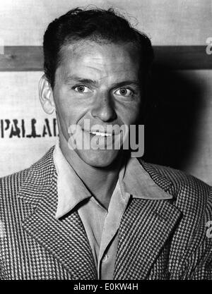 Nahaufnahme des Sängers Frank Sinatra bei einem Besuch in London Stockfoto