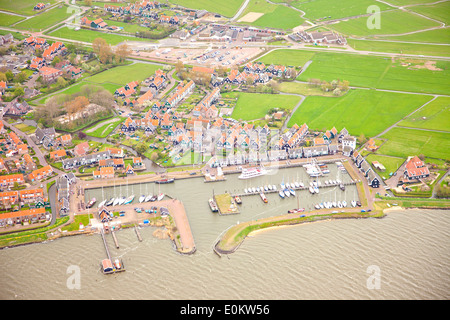 Blick auf Hafen der historischen Insel Marken, Niederlande von oben Stockfoto