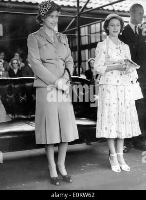 Königin Elizabeth II. und Prinzessin Margaret an einem Polospiel Stockfoto