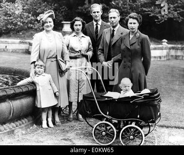 Mitglieder der königlichen Familie Windsor Stellung in ihrem Garten Stockfoto