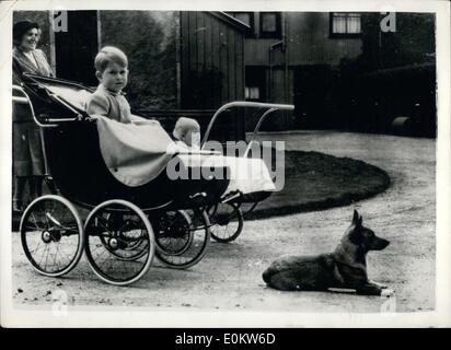 8. August 1951 - der junge Prinz und die Prinzessin sehen die Wachen Band aus Kanada auf Deeside: die Kerne Band von Argyll und Sutherland Highlanders von Kanada gestern vor Prinzessin Elizabeth und Prinzessin Margaret im Birkhall auf Deeside gespielt. Im Publikum waren Baby Prinzessin Anne und ihr '' große Bruder '' Prinz Charles. Foto zeigt Prinz Charles und Prinzessin Anne sitzen in ihrem Kinderwagen, während eines ihrer Mütter Haustier Corgis vorne während der Aufführung sitzt. Stockfoto