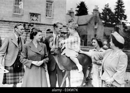 Mitglied der königlichen Familie Windsor versammelte ein junger Prinz Charles auf ein Reh sitzend Stockfoto