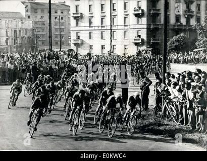 6. Juni 1950 - Italien - Race.die Mas Fahrradtour durch die Straßen von Milan.-die große Rundfahrt: Konkurrenten aus ganz Italien beteiligen sich an der großen jährlichen Radtour des Landes. Foto zeigt die Masse Fahrt durch die Straßen von Mailand - während das Radrennen Giro d ' Italia. Stockfoto