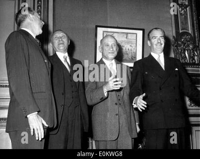 Konrad Adenauer trifft sich mit anderen Politikern Stockfoto