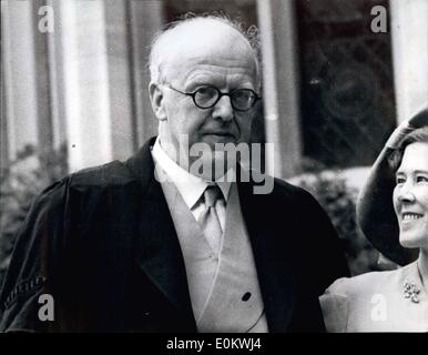 7. Juli 1950 - Nobelpreisträger: Literarische Hochzeit... Die Hochzeit fand heute in der Chapel of Christ College in Cambridge, zwischen Schriftstellerin Miss Pamela Hansford Johnson und Dr. Charles P. Snow, der ebenfalls Schriftsteller ist. Die letzten Romane der beiden wurden von der Buch-Gesellschaft - die Philister von Pamela Hansford Johnson und Zeit der Hoffnung von C.P. Snow empfohlen. Keystone-Fotoshows:-Bräutigam gesehen, so dass die Kapelle nach der Zeremonie. Der Bräutigam ist ein Fellow of Christ College. Stockfoto