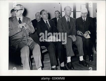 4. August 1950 - Prozess gegen deutsche vor den französischen Militärgerichts Reuilly. Wie berichtet, Arbeiter bei der Firma Rosenberg (im Bild von links nach rechts) Georg Ebert, Gerhard Utikal, Bruno Lohse und Artur Pfanistel, werden beschuldigt, französische Kunstschätze auf Geheiß der deutschen Regierung während der Besatzung auszurauben. Stockfoto