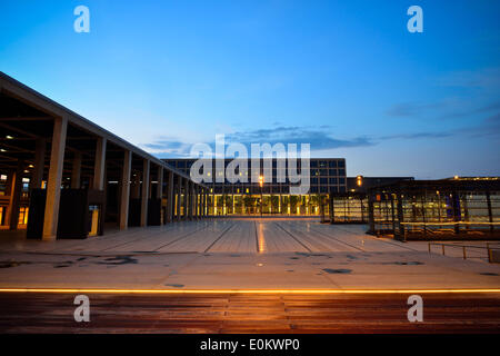 Die Willy-Brandt-Platz ist ein Platz vor Berlin Brandenburg Airport (IATA: BER), der neue internationale Flughafen von Berlin, Hauptstadt Deutschlands. 21. April 2014 Stockfoto