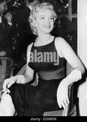 Superstar Marilyn Monroe sitzt auf einer Veranstaltung Stockfoto