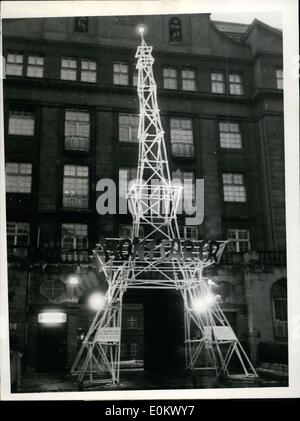 30. Januar 1952 - kommt Paris an der Alster! Ein Miniatur-Eiffelturm wurde vor dem Curio-Haus als Sinnbild für das riesige, bald zu kommen-Kunstfestival '' Monsartre'' in Hamburg angezeigt. Jean Paul Sartre, Simone de Beauvoir und andere Paris Gäste wurden zu den Festspielen eingeladen, die unter der Schirmherrschaft des französischen Generalkonsuls der Nerciat ist. Stockfoto