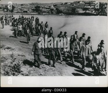 Sept. 09, 1950 - hinter dem "Eisernen Vorhang"... Amerikanische und südkoreanische Kriegsgefangene: Fotoshows soeben hinter der kommunistischen "Eiserne Vorhang" zeigt eine Gruppe von amerikanischen und südkoreanischen Kriegsgefangene wird durch ihre kommunistischen noidrezeptoren in Nordkorea marschiert... Im Vordergrund ein koreanischen Beamten im Gespräch mit Major Dunn der 21. Infanterie-Regiment 24.. Abteilung Stockfoto