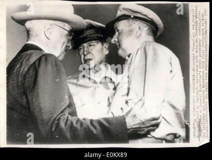 5. Oktober 1950 - halten improvisierte Konferenz--Präsident Truman und General Douglas MacArthur eine spontane Konferenz mit Brigadegeneral. Courtney Whitney (rechts), Leiter von General MacArthur Zivilregierung Abschnitt, nachdem der Präsident und General MacArthur ihre Konferenz am Wali Insel statt. Stockfoto