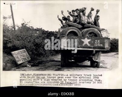 8. Oktober 1950 - Northbound Verkehr: Eine militärische LKW beladen mit südkoreanischen Truppen geht über die mythische 38th parallel vorbei an einem Schild errichtet von Truppen, die ihnen den Vorsitz. Es liest: '' Sie sind 38 Parallel Höflichkeit überqueren 3d Rok-Division. Stockfoto