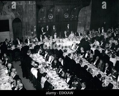 11. November 1950 - historischem Ambiente für City Livree Club des jährlichen Abendessen.: letzte Nacht im alten Londoner Guildhall, die Stadt Livree Club hielt seinen 36. jährlichen Bankett. Unter den Gästen waren der Lord und Lady Mayoress. Der Verein wurde gegründet im Jahre 1914, aneinander zu binden, dass die Liverymen der verschiedenen Stadt Zünfte durch Anleihen von gemeinsamem Interesse in der Abwehr aller Bürgerinnen und Bürger am Herzen liegt. Foto zeigt die Szene im alten Londoner Guildhall letzte Nacht, als die Stadt Livree Club seinen 36. abgehalten. jährlichen Bankett. Chef Ehrengäste waren der Oberbürgermeister und Oberbürgermeisterin in dem Bild zu sehen. Stockfoto